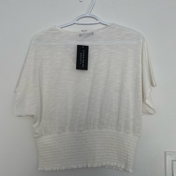 Cute white v-neck with cinched waist - Picture 2 of 3